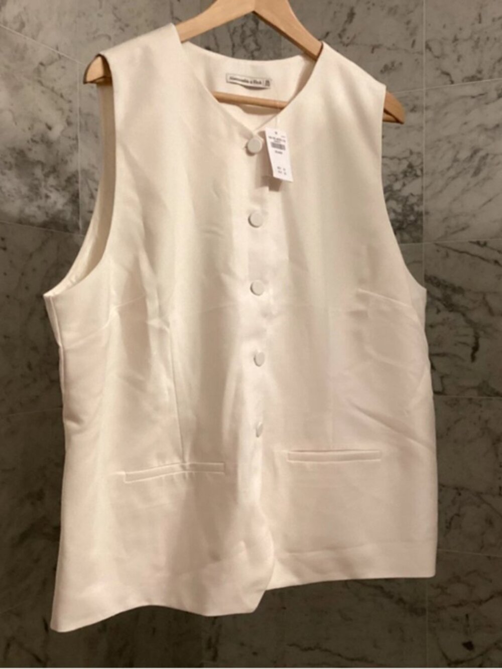Brand new with tags (NWT) Abercrombie & Fitch white sleeveless vest in size XXL!